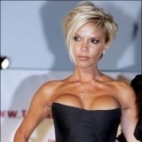 Victoria Beckham con pechos desproporcionados