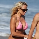 Pamela Anderson en la playa luciendo escote