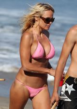 Pamela Anderson en la playa luciendo escote