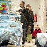 Leonor Watling y Jorge Drexler, de compras con su hija Lea