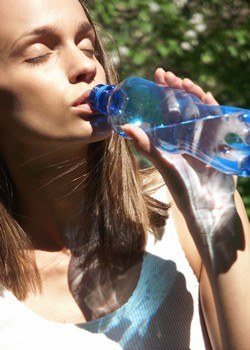 ¿Cuánta agua debemos beber en verano