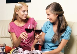 Vino tinto: el regalo perfecto para mamá por sus beneficios para la mujer