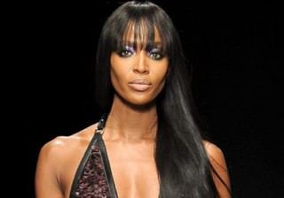 Cerveza y lavavajillas: el truco de belleza de Naomi Campbell para conseguir un pelo brillante y sano