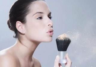 Trucos de maquillaje y ejercicios que afinan el rostro
