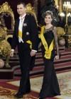 Doña Letizia, el centro de atención y repitiendo look, en la última cena de gala del rey don Juan Carlos