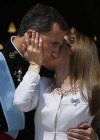 La reina Letizia y el rey Felipe VI regalan un beso de película y radiantes, recorren Madrid