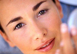 ¿Piel grasa Así evitarás los brillos, granos y puntos negros