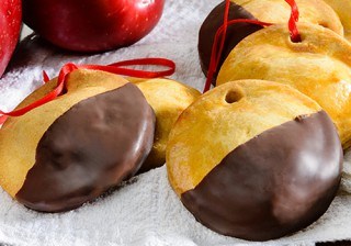 Galletas caseras de manzana y chocolate para disfrutar y decorar el árbol de Navidad