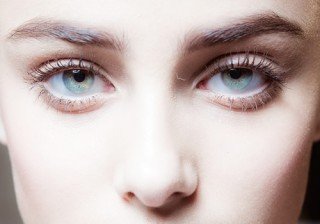 Consigue las cejas tupidas y salvajes bushy brows que lucen las famosas