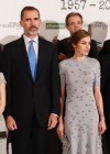 Letizia Ortiz se estrella con un vestido de Nina Ricci y coleta burbuja en la noche de Europa Press