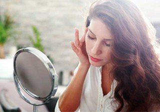 ¡Adiós arrugas! Los mejores trucos de maquillaje para disimularlas