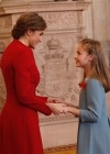 Letizia Ortiz, de rojo Varela, orgullosa madre de Leonor en la entrega del Toisón de Oro