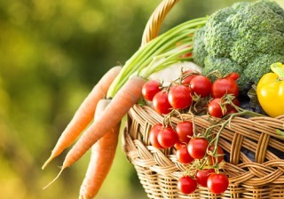 Aguacate, brócoli, zanahoria, miel y chocolate ¡los 5 alimentos que te ponen guapa en verano!