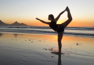 Posturas de yoga asanas para hacer en la playa