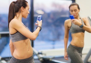 Los trucos de las famosas para conseguir el selfie perfecto en el gimnasio y ganar likes