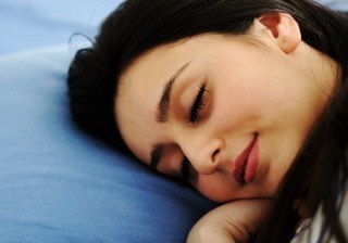 ¿Cómo dormir a pierna suelta en el avión