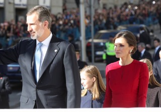 Letizia en rojo pasión y doña Sofía con el rubí cabujón en el 40º aniversario de la Constitución