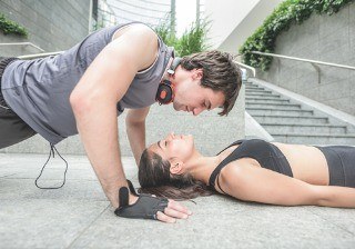 Beneficios de hacer deporte en pareja: 8 ejercicios para adelgazar ¡juntos!
