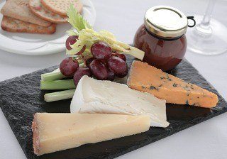 Cómo preparar la tabla de quesos perfecta y los mejores trucos para conservar el queso