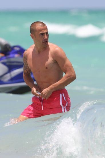 Foto Fabio Cannavaro en la playa luce cuerpazo