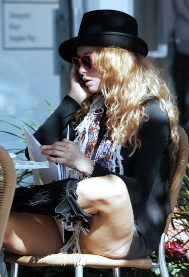 Foto Paulina Rubio luce piernas con celulitis en Los Ángeles