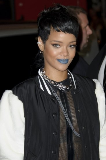 Foto Rihanna lucía corte pixie y labios azules Foto Rihanna lucía corte pixie y labios azules