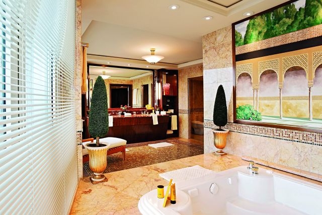 Foto Cuarto de baño de la Suite Royal Penthouse del hotel President Wilson en Ginebra