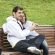 Ir a la foto Iker Casillas y Sara Carbonero sonrientes sentados en un banco