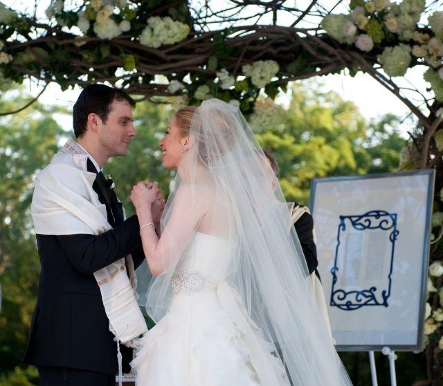 Foto Chelsea Clinton y su novio Marc Mezvinsky en la ceremonia de su boda