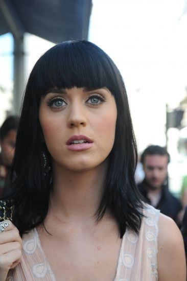 Foto Katy Perry luce flequillo en París