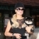 Ir a la foto Paris Hilton de compras con su perro