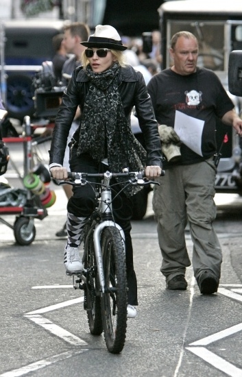Foto Madonna monta en bicicleta en Londres