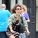 Ir a la foto Helena Christensen montando en bicicleta en Manhattan