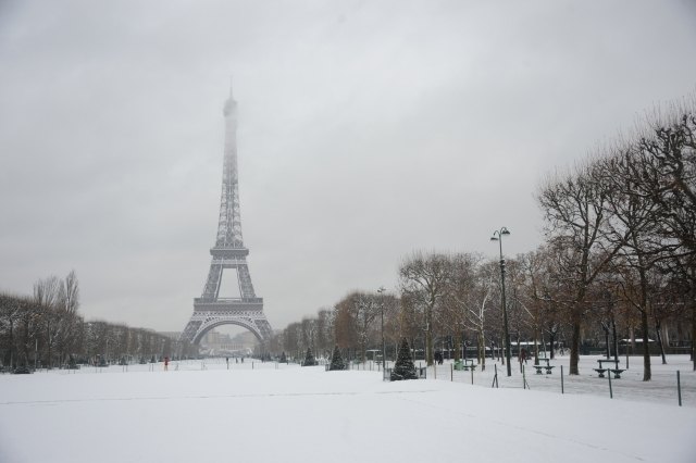 Foto Vista de la Torre Eiffel nevada