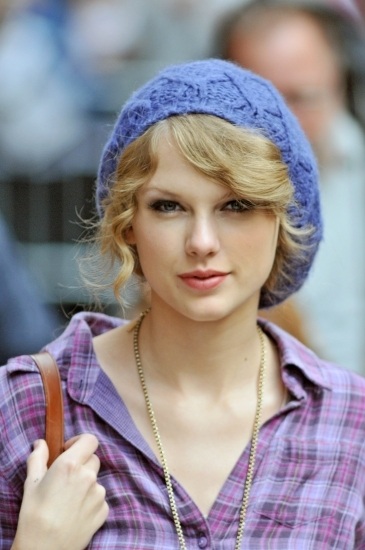 Foto Taylor Swift con gorro azul