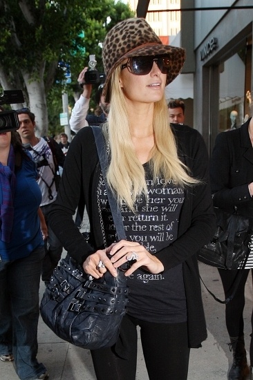 Foto Paris Hilton con borsalino de estampado felino