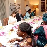 La reina Letizia preside la mesa donde se desarrolla el desayuno de trabajo en Senegal