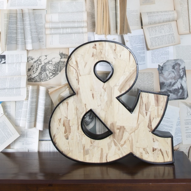 Foto Las letras de madera y de latón, un imprescindible en la decoración del hogar