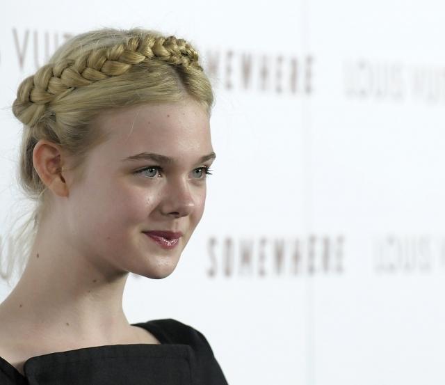 Foto Elle Fanning luce trenza a modo de diadema