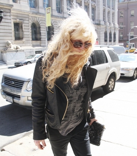 Foto Courtney Love y su pelo encrespado