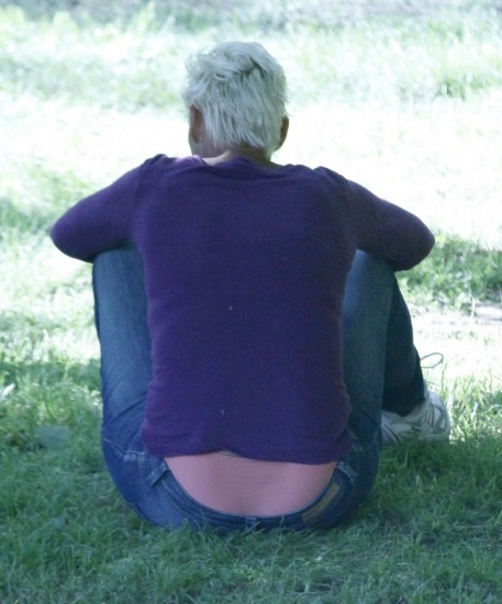 Foto Brigitte Nielsen sentada en un parque enseña su ropa interior