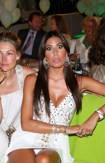 Foto Elisabetta Gregoraci muestra su ropa interior en una fiesta