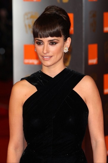 Foto Penélope Cruz con vestido negro y flequillo postizo