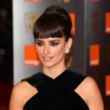 Penélope Cruz con vestido negro y flequillo postizo