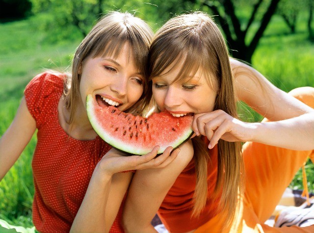 Foto Frutas como la sandía ayudan a evitar la retención de líquidos en verano