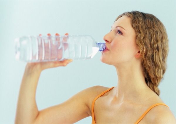 Foto Bebe 2 litros de agua diarios para luchar contra la retención de líquidos