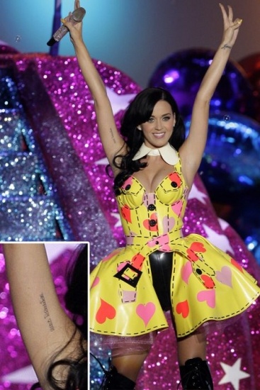Foto Katy Perry se tatúa el brazo