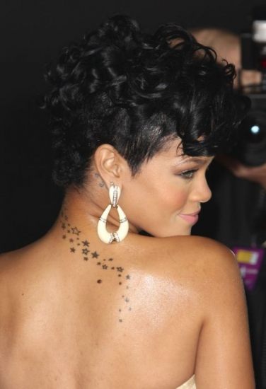 Foto Rihanna presume de tatuaje