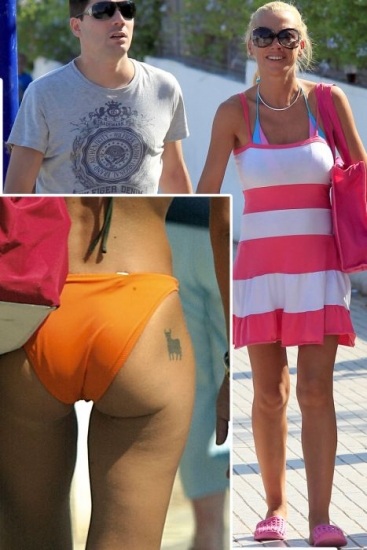 Foto Belén Esteban y su toro de Osborne