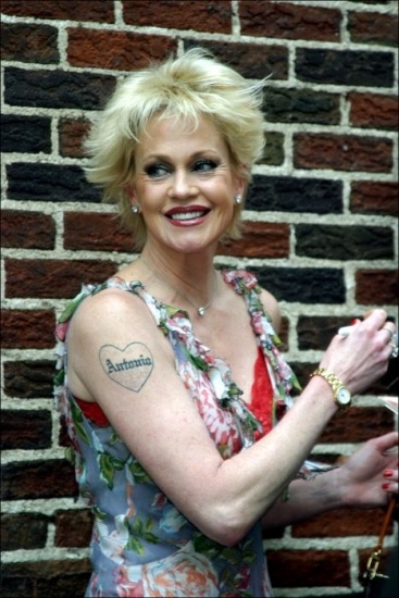 Foto Melanie Griffith y su tatuaje de amor